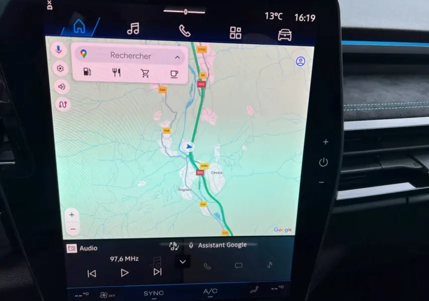 Écran tactile central du Renault Austral E-Tech 200 Esprit Alpine Plus 2025 montrant la navigation GPS en intérieur.