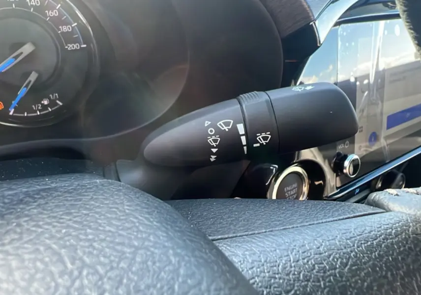 Gros plan sur la commande d'essuie-glace et le tableau de bord noir du Toyota Hilux 2025 gris atlas Invincible.