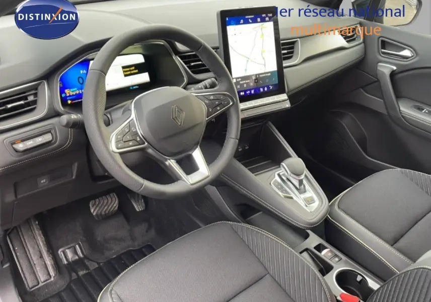 Intérieur avant de la Renault Symbioz 2025 noir étoile métal, tableau de bord moderne avec écran tactile vertical et volant multifonction.