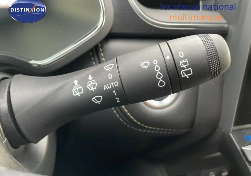 Gros plan sur la commande des essuie-glaces dans l'habitacle du Renault Symbioz noir étoile métal 2025.