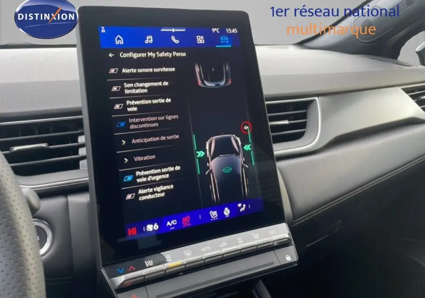 Écran tactile central affichant les réglages de sécurité du tableau de bord du Renault Symbioz noir étoile métal, vue intérieure côté passager.