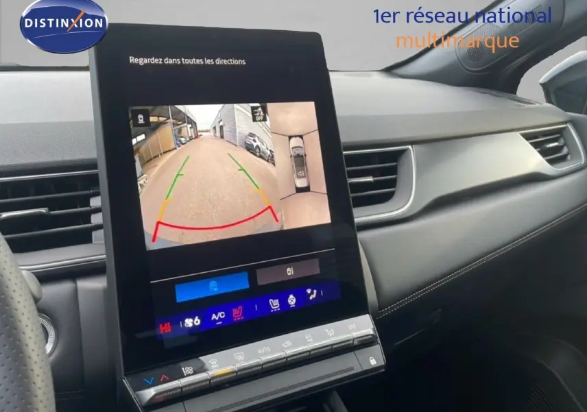 Vue intérieure du tableau de bord du Renault Symbioz noir étoile métal 2025, écran tactile affichant la caméra de recul.