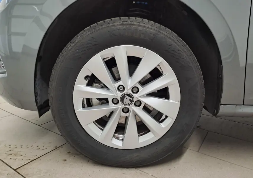 Gros plan sur la roue avant gauche du Skoda Kamiq gris graphite, mettant en valeur la jante alliage et le pneu Kumho.