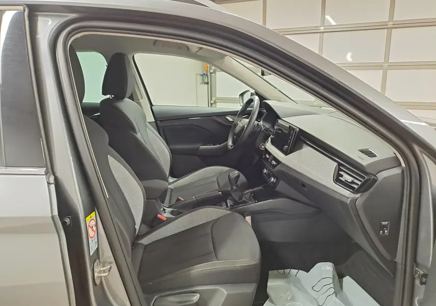 Intérieur côté conducteur du Skoda Kamiq gris graphite 2025, montrant les sièges et le tableau de bord moderne.