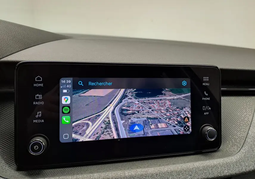Écran tactile central du Skoda Kamiq 2025 affichant la navigation GPS avec interface moderne et commandes tactiles.