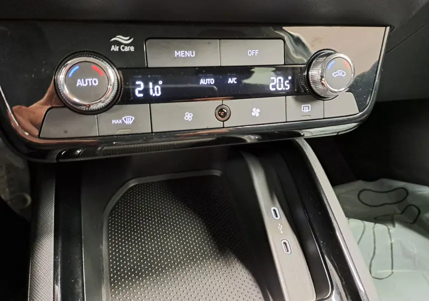 Gros plan sur la console centrale du Skoda Kamiq 2025, montrant la climatisation automatique et deux ports USB.