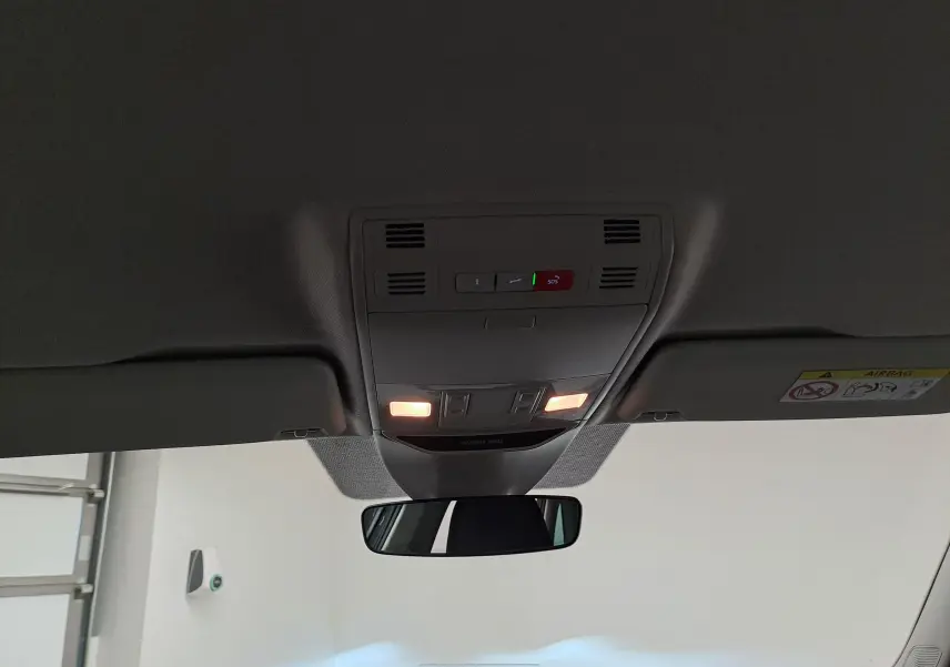 Vue intérieure du plafond avant avec plafonnier allumé et rétroviseur central d'un Skoda Kamiq gris graphite 2025.