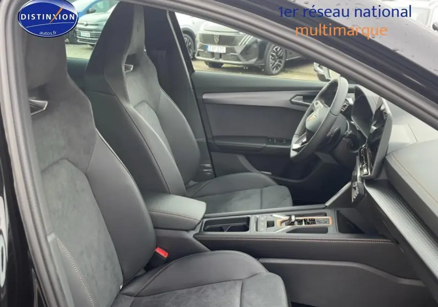 Intérieur avant de la CUPRA Formentor noir, vue côté droit montrant sièges sport et console centrale moderne.