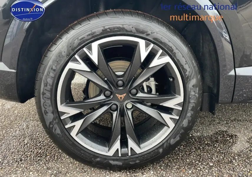 Gros plan sur la jante 18 pouces noire et argentée du côté gauche du CUPRA Formentor noir 2025.