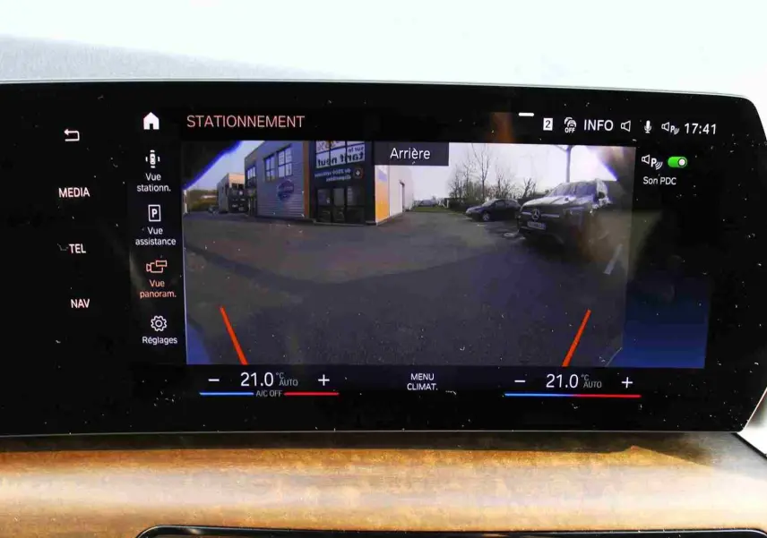 Écran intérieur de la BMW Série 2 Active Tourer 2023 affichant la caméra de recul avec vue arrière du parking.