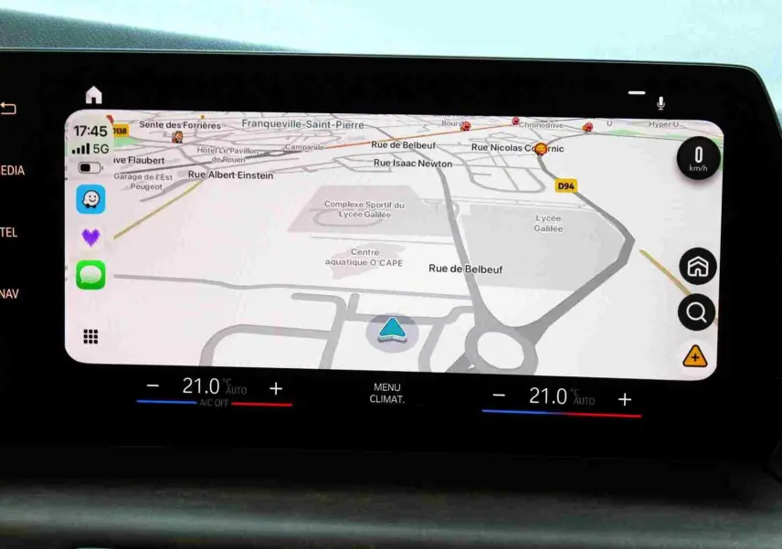 Écran tactile intérieur du BMW Série 2 Active Tourer 2023 affichant la navigation et la climatisation à 21°C.