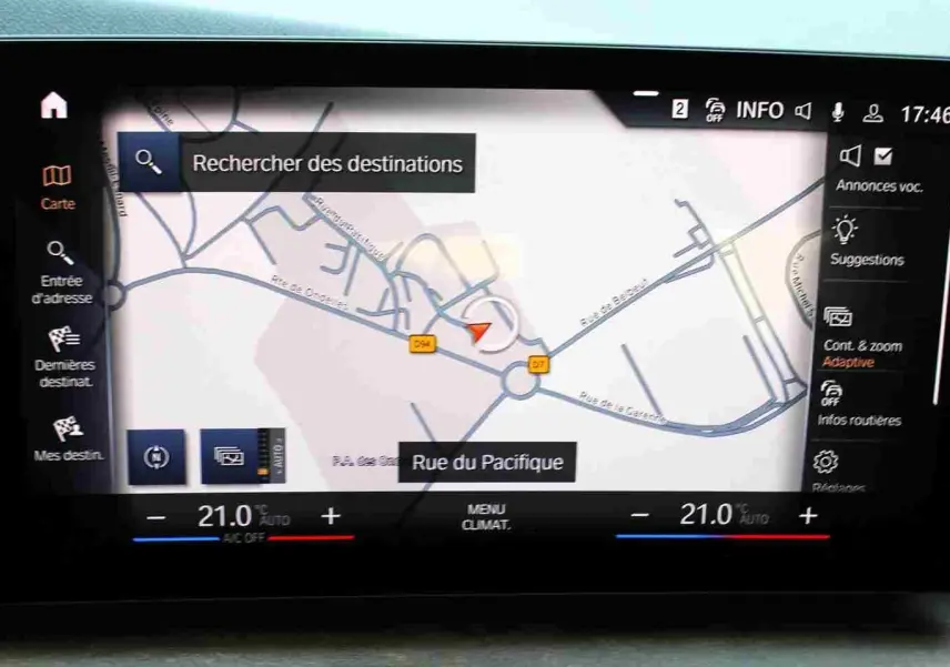 Écran tactile du système de navigation BMW Série 2 Active Tourer 2023 affichant une carte et la température à 21°C.