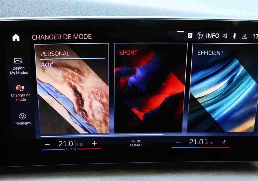 Écran tactile intérieur de la BMW Série 2 Active Tourer 2023 affichant les modes de conduite Personal, Sport et Efficient.
