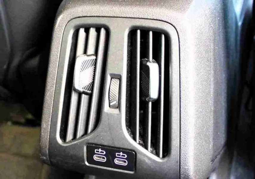 Vue rapprochée des aérateurs arrière noirs avec deux ports USB-C dans une BMW Série 2 Active Tourer 2023 gris Nardo metal.