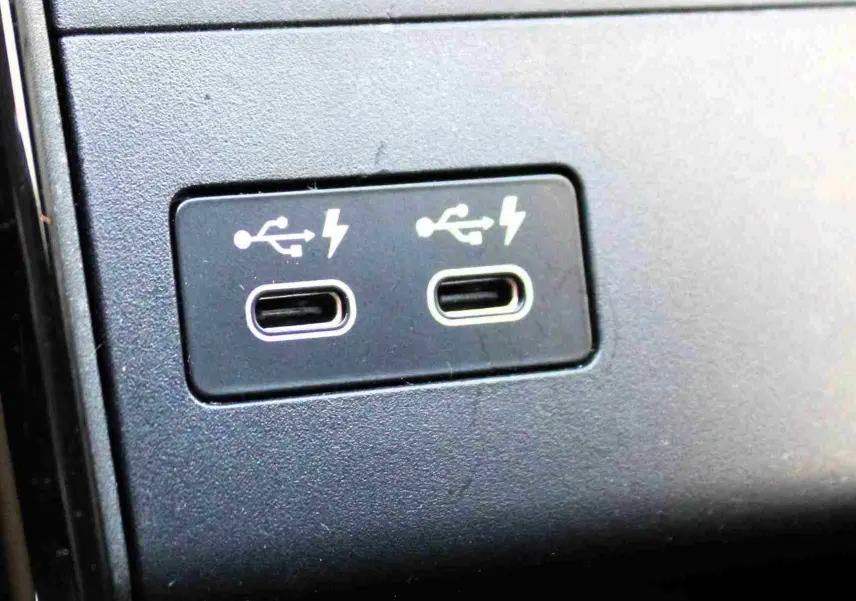 Gros plan sur les deux ports USB-C avec fonction charge rapide dans l’habitacle de la BMW Série 2 Active Tourer gris Nardo.