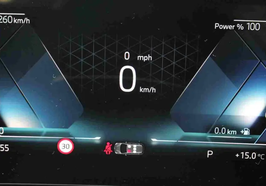 Tableau de bord numérique de BMW Série 2 Active Tourer 218d 2023, affichage vitesse et puissance en bleu.