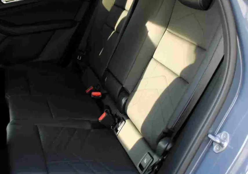 Vue intérieure côté droit des sièges arrière en cuir noir d'une BMW Série 2 Active Tourer gris Nardo métal 2023.