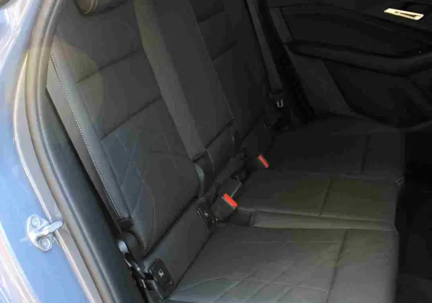 Vue intérieure côté gauche des sièges arrière en cuir noir de la BMW Série 2 Active Tourer gris Nardo 2023.