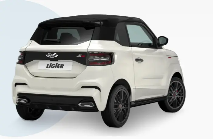 Vue 3/4 arrière droite de la LIGIER JS50 0.5 REVO D+ ULTIMATE blanche avec toit noir et jantes alu 16 pouces noires.