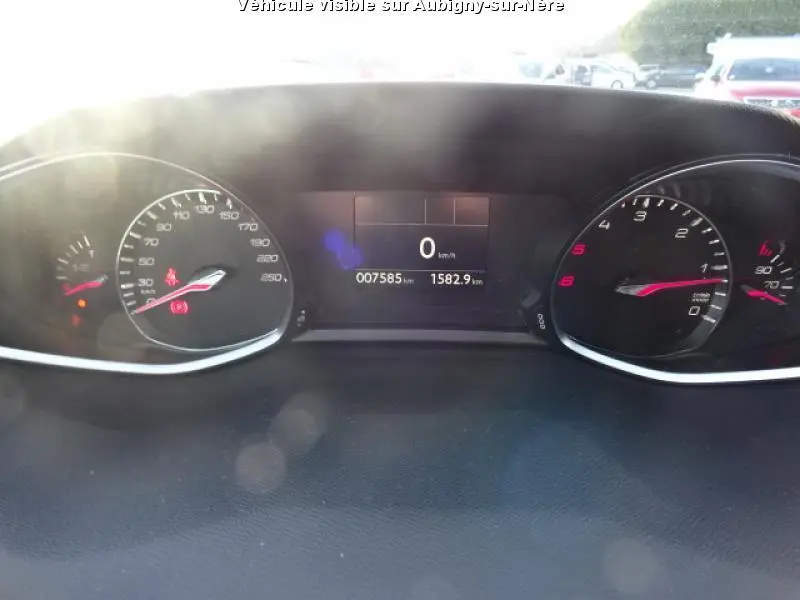 Vue rapprochée du tableau de bord numérique de la Peugeot 308 SW 2018, affichant 7585 km et compte-tours à 1500 tr/min.