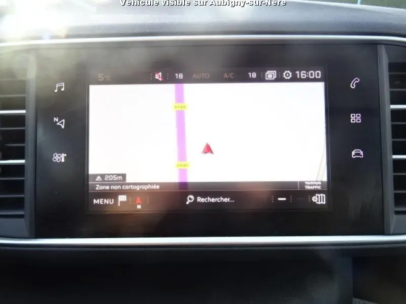 Écran tactile 9,7 pouces du Peugeot 308 SW 2018 affichant la navigation dans un intérieur noir.