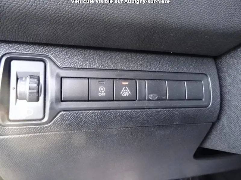 Gros plan sur les commandes de réglage d'éclairage et d'aide à la conduite dans une Peugeot 308 SW noire de 2018.