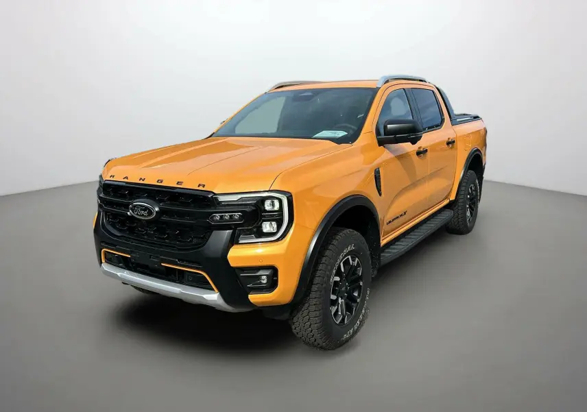 Ford Ranger 2025 Cyber orange en vue 3/4 avant droit avec calandre noire et jantes noires robustes.