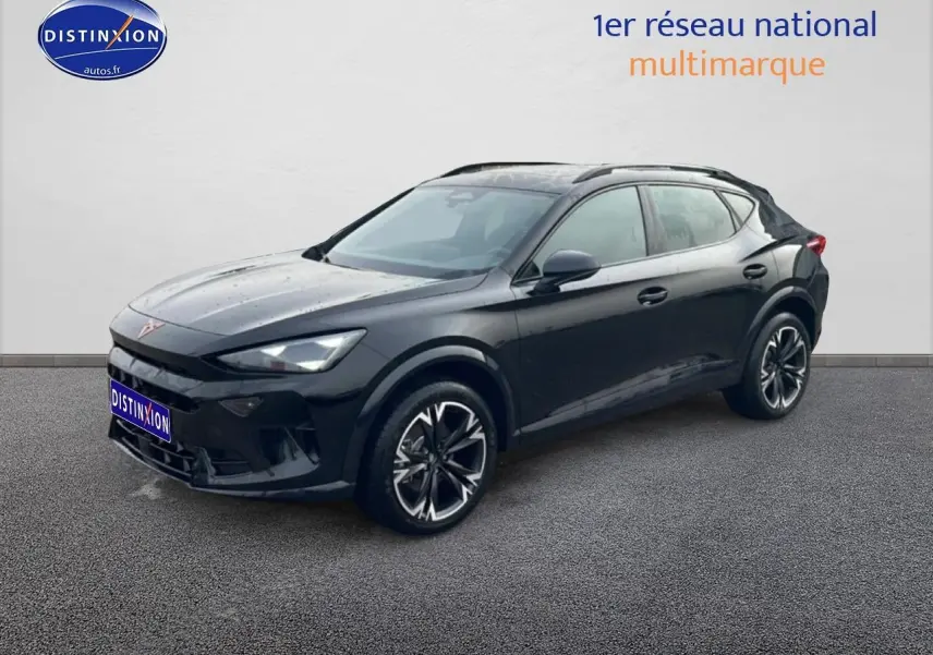 CUPRA Formentor noir en 3/4 avant droit, jantes 18 pouces et barres de toit noires visibles.