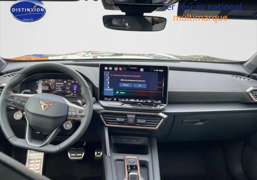 Vue intérieure frontale du tableau de bord noir du CUPRA Formentor 2.0 TDI 150 avec écran tactile central et volant sport.