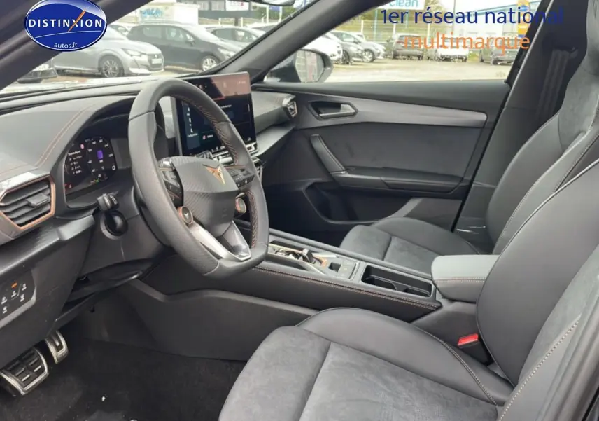 Vue intérieure côté conducteur du CUPRA Formentor 2.0 TDI noir, avec volant sport et écran tactile central.