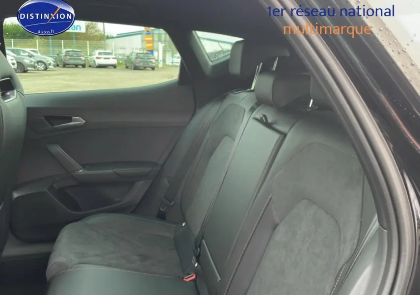 Vue intérieure arrière côté gauche du CUPRA Formentor noir 2025, montrant les sièges en cuir et alcantara avec appuie-têtes.