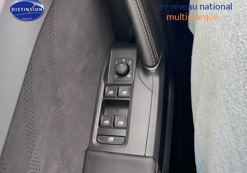 Détail des commandes de réglage des rétroviseurs et des vitres côté conducteur dans l’habitacle noir du CUPRA Formentor 2025.