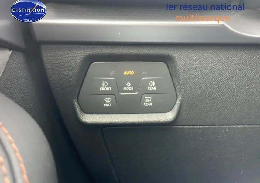 Gros plan sur les commandes d’éclairage noir mat du tableau de bord d’un CUPRA Formentor 2025.