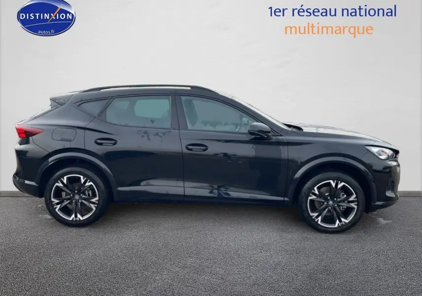 Profil droit d'un CUPRA Formentor noir 2025 avec jantes 18 pouces et barres de toit noires sur fond neutre.