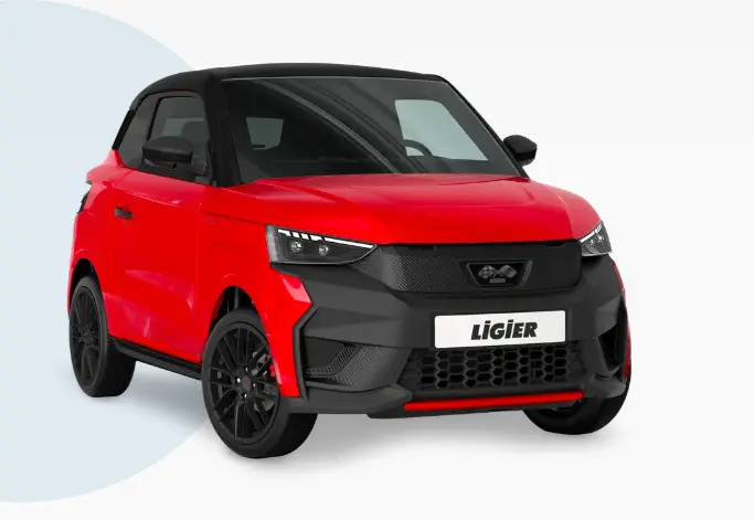 Vue 3/4 avant d'une Ligier JS50 rouge avec toit noir et détails noirs contrastants, feux à LED et jantes noires.