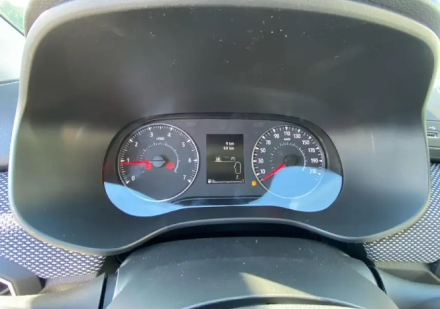 Vue rapprochée du tableau de bord de la Dacia Logan gris 2022 montrant le compteur de vitesse et le compte-tours.