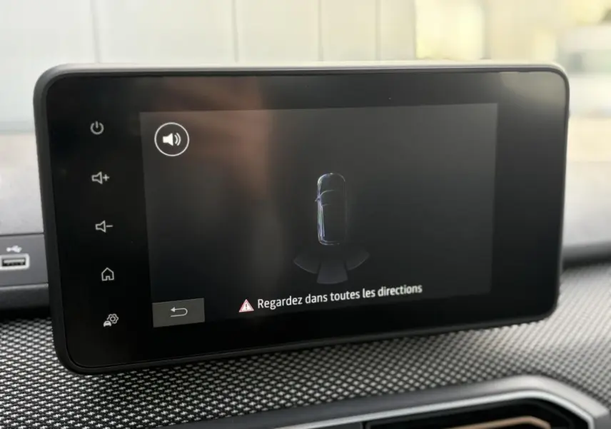Écran tactile central du tableau de bord de la Dacia Sandero Stepway 2025 affichant l'aide au stationnement arrière.