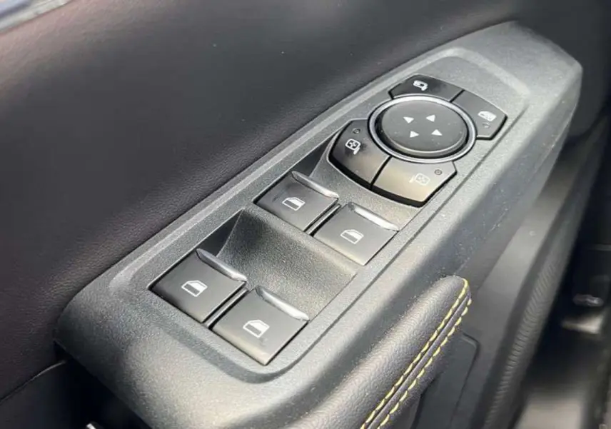 Panneau de commandes des vitres et rétroviseurs côté gauche intérieur du Ford Ranger 3.0 V6 240 Wildtrak Plus 2025 gris iconic.