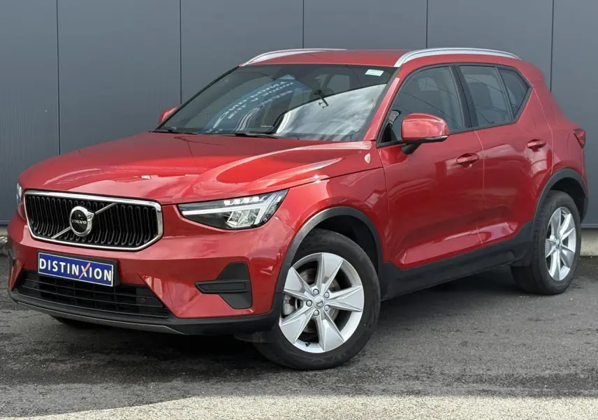 Volvo XC40 rouge Fusion vue 3/4 avant droit, avec jantes alliage 18 pouces et calandre chromée distinctive.
