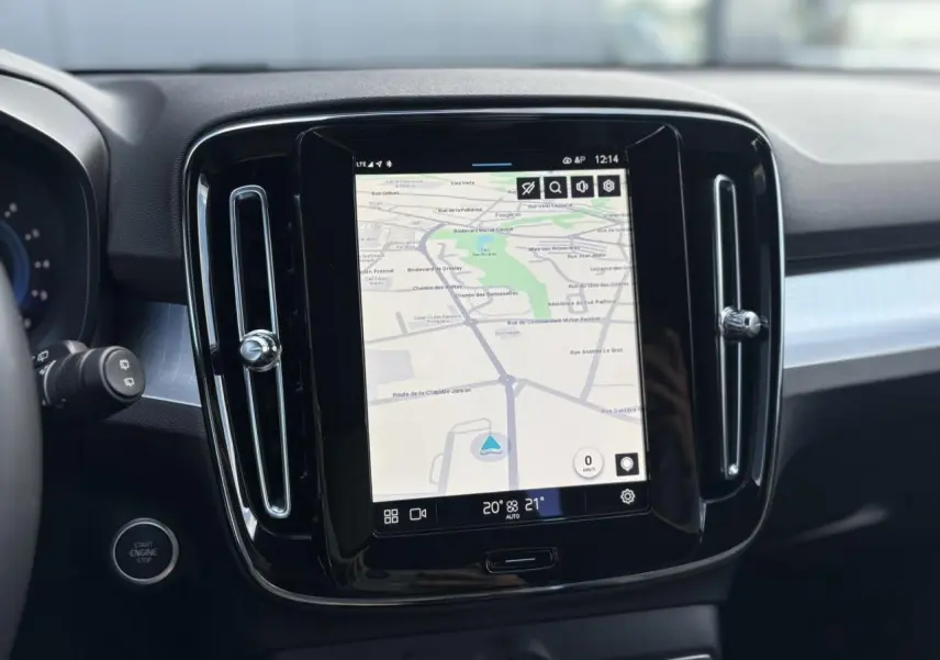 Écran tactile central affichant la navigation dans l'habitacle du Volvo XC40 2024, finition Core+