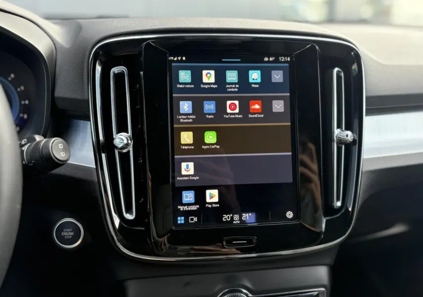 Écran tactile central du tableau de bord du Volvo XC40 2024 avec commandes multimédia et climatisation digitale.
