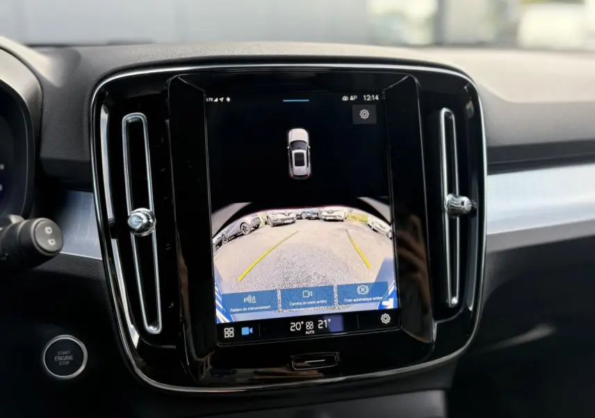 Écran tactile central affichant la caméra de recul dans un Volvo XC40 2024, intérieur noir moderne.