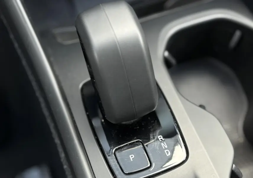 Le levier de boîte automatique noir du Volvo XC40 B3 MHEV 2024, vue rapprochée sur la console centrale.