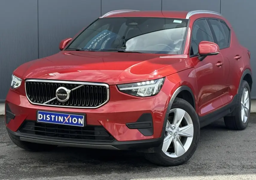 Volvo XC40 B3 MHEV rouge Fusion vue 3/4 avant droit avec calandre chromée et jantes alliage 18 pouces.