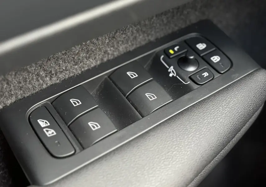 Panneau de commandes des vitres et rétroviseurs côté conducteur dans un Volvo XC40 2024.