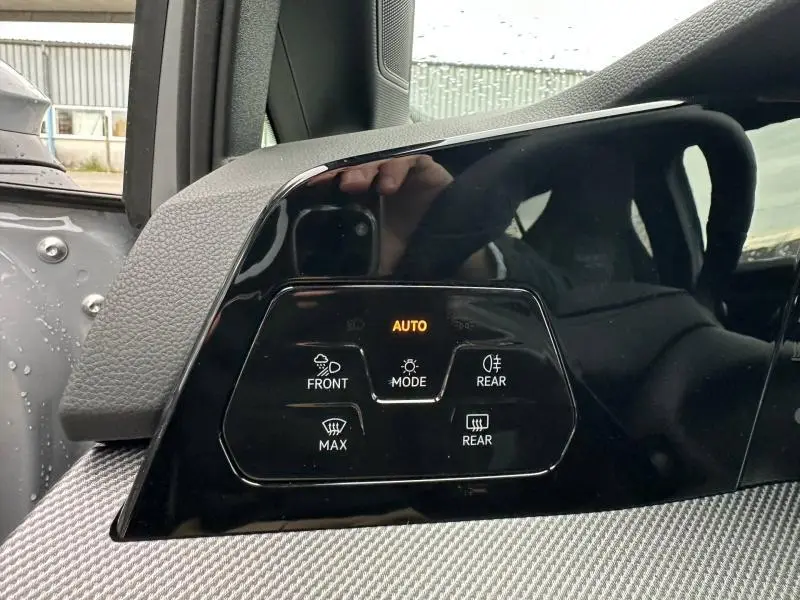 Vue rapprochée du panneau de commandes d’éclairage intérieur noir brillant sur Volkswagen Golf gris 2026.