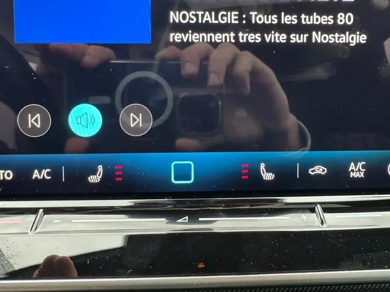 Affichage tactile intérieur de la Volkswagen Golf 2.0 TDI 150ch R-Line 2026 avec commandes climatisation et siège chauffant.