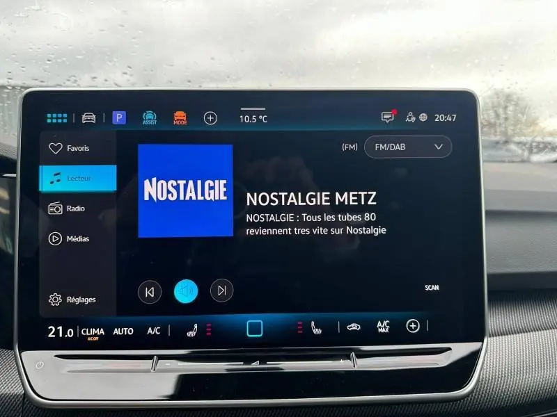 Écran tactile central de la Volkswagen Golf 2.0 TDI R-Line 2026 affichant la radio Nostalgie, intérieur gris.