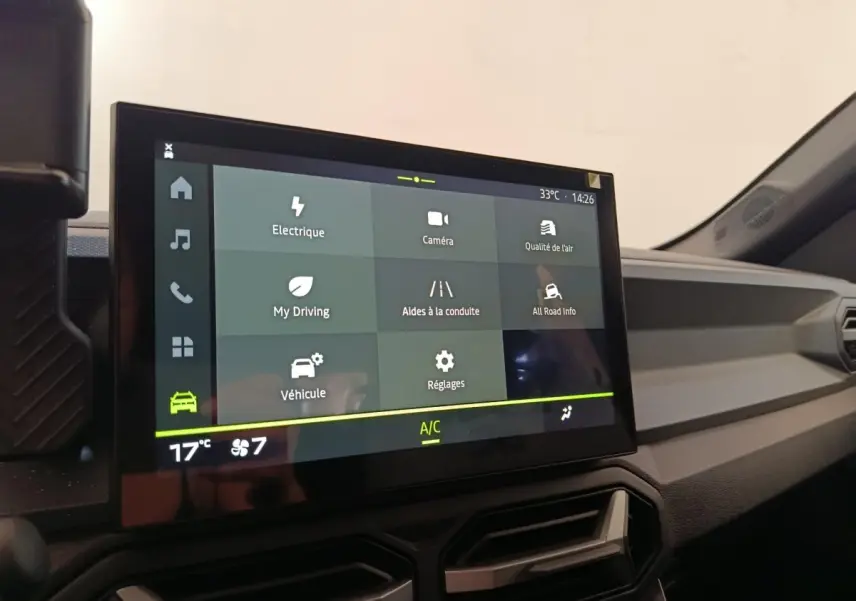 Écran tactile central du tableau de bord du Dacia Duster Journey Hybrid 155, affichant les options de conduite.