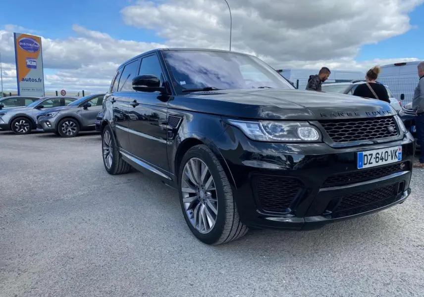 Range Rover Sport SVR noir vu en 3/4 avant droit, avec jantes 22 pouces et calandre spécifique SVR.